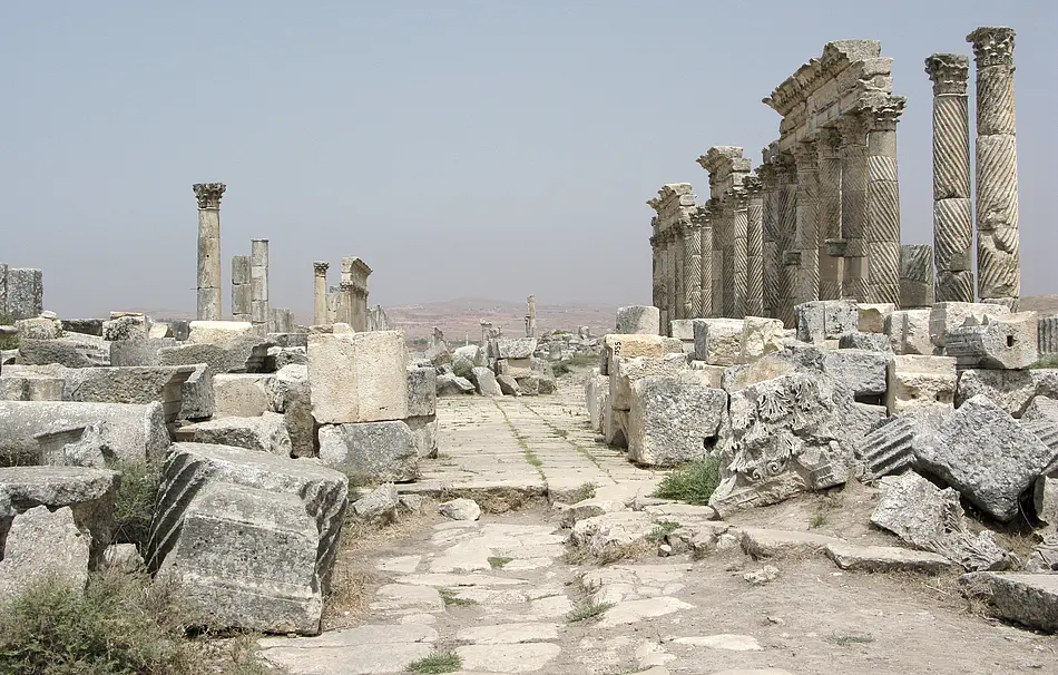 Foto von weißen Säulen, Steinruinen