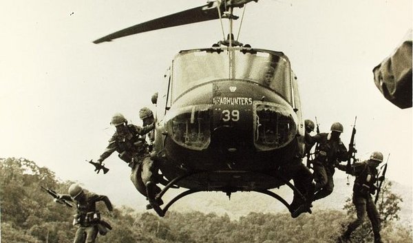 Ein Hubschrauber im Vientamkrieg