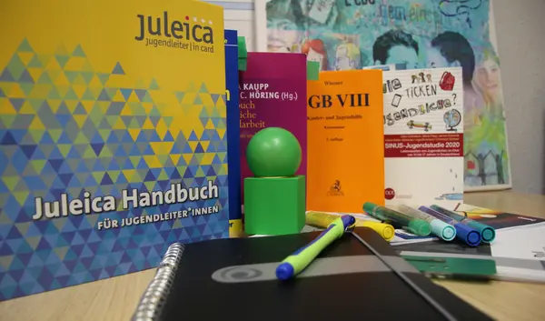 Verschiedene Bücher zum Thema Jugendpastoral