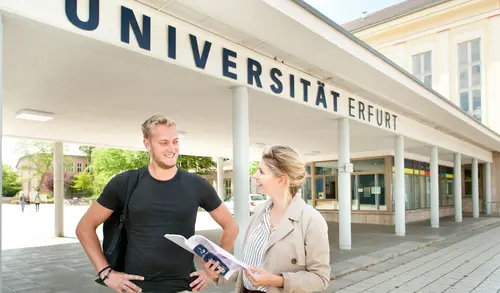 Studierende vor dem Haupteingang der Uni Erfurt