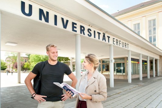 [Translate to English:] Zwei Studierende im Eingangsbereich der Uni Erfurt