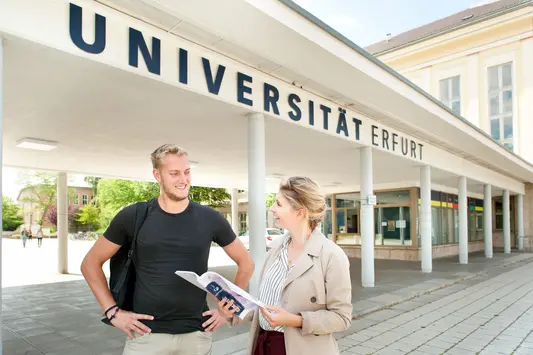 Zwei Studierende im Eingangsbereich der Uni Erfurt