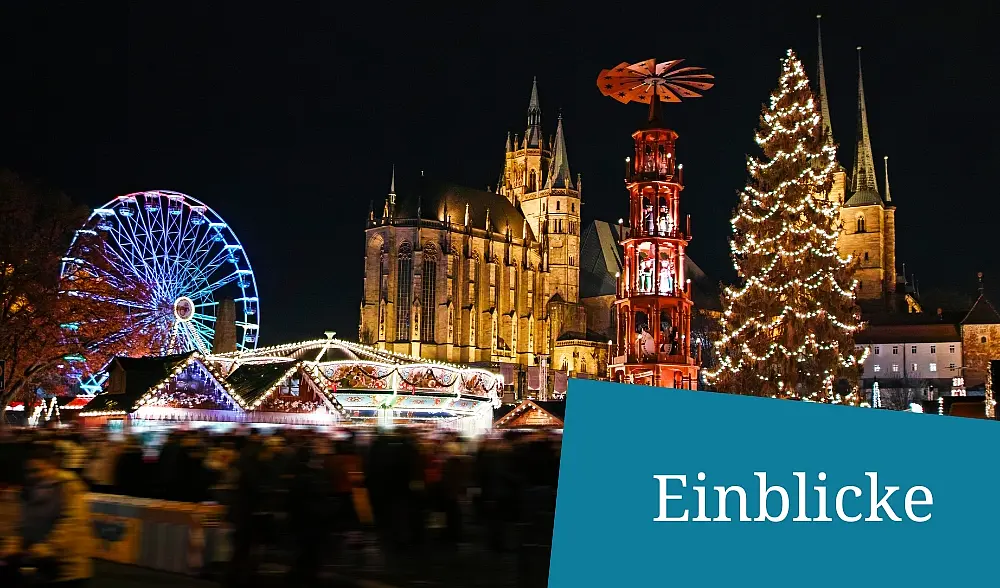 Foto des Erfurter Weihnachtsmarktes mit bunt beleuchteter Pyramide, Weihnachtstanne und Riesenrad, im Hintergrund Dom und Severiekirche, rechts unten: "Einblicke" in schiefer Kante