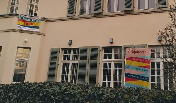 Villa Martin mit Flagge und Banner der Aktion "Flagge zeigen für jüdisches Leben und gegen Antisemitismus"