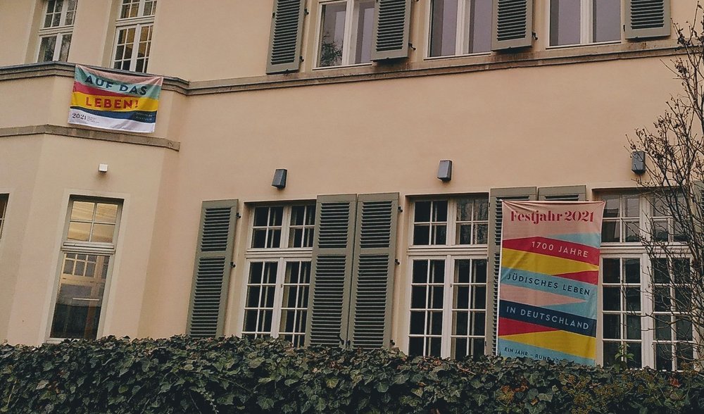 Villa Martin mit Flagge und Banner der Aktion "Flagge zeigen für jüdisches Leben und gegen Antisemitismus"