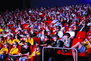 Kinder sitzen im Rahmen des Festivals GOLDENER SPATZ in einem Kinosaal 