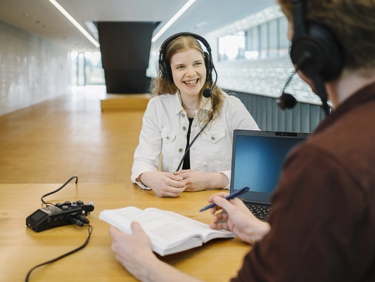 Podcastaufnahme Studentin