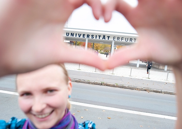Studentin im Eingangsbereich der Uni Erfurt