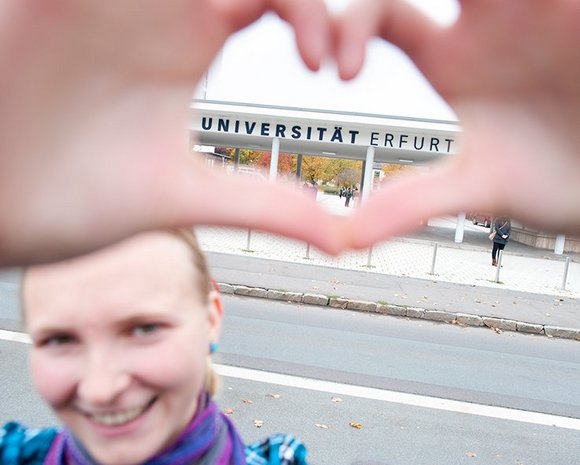 Studentin im Eingangsbereich der Uni Erfurt