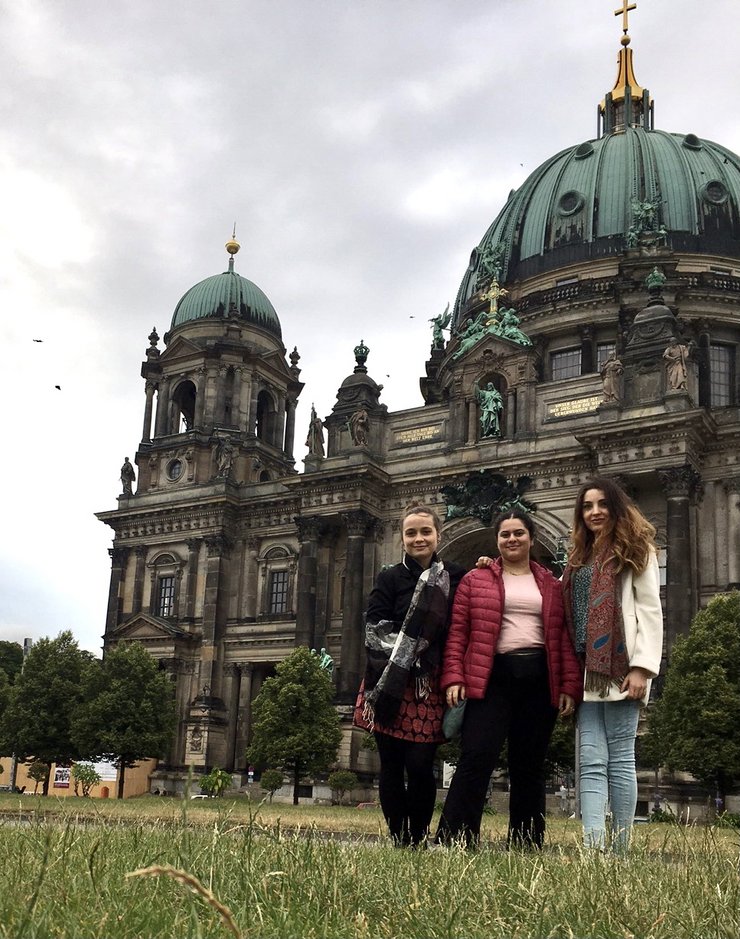 Iris, Jana and Marianne in front of the Dome of Berlin
