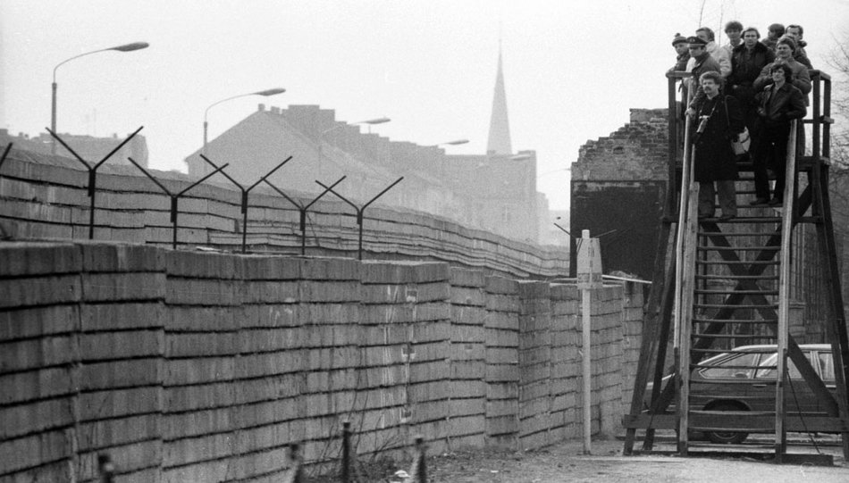 Personen auf der Aussichtsplattform der Berliner Mauer an der Bernauer Straße/Brunnenstraße