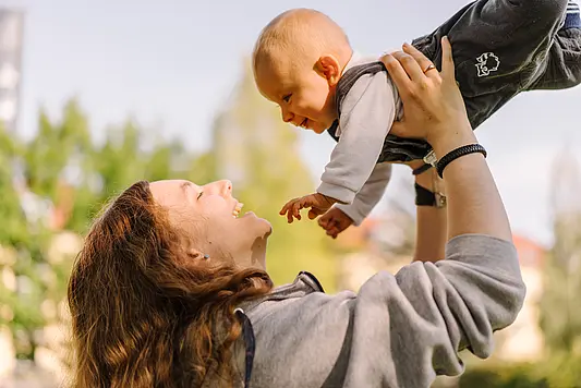 Mitarbeiterin mit Baby