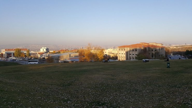 Blick nach Verlassen des Wohnheis über Teile der Uni mit Ankara im Hintergrund