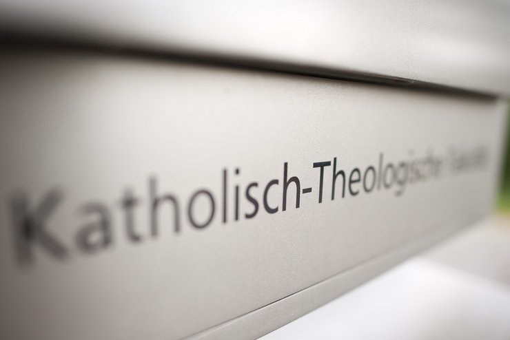 Türschild an der Katholisch-Theologischen Fakultät der Universität Erfurt