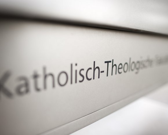 Ein Türschild an der Katholisch-Theologischen Fakultät der Universität Erfurt