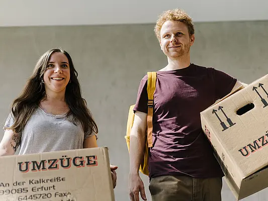 Studierende beim Umzug