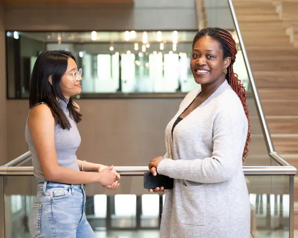 Studierende lächeln