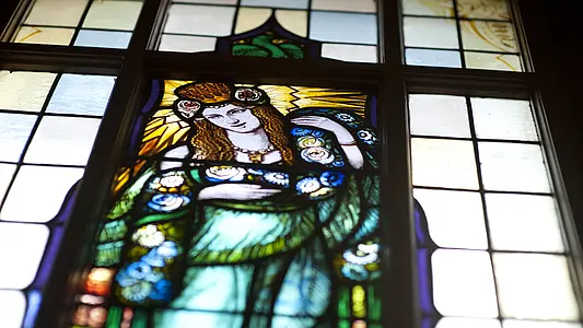 Ein Buntglasfenster in der Villa Martin, Katholisch-Theologische Fakultät der Universität Erfurt