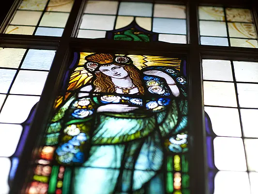 Ein Buntglasfenster in der Villa Martin, Katholisch-Theologische Fakultät der Universität Erfurt