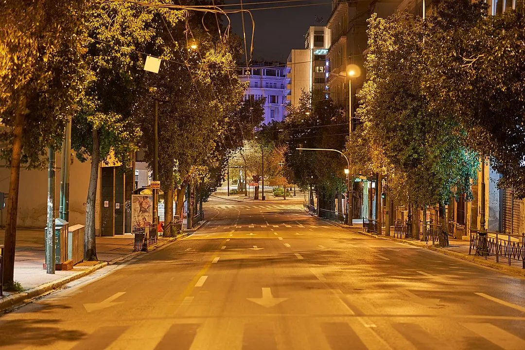 An empty street in central Athens during the Coronavirus lockdown (© Wikimedia Commons)