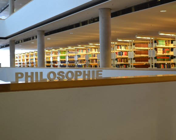 Blick auf die philosophische Abteilung in der Bibliothek
