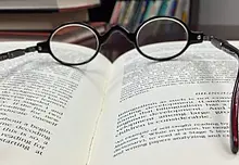 Brille liegt auf Buch