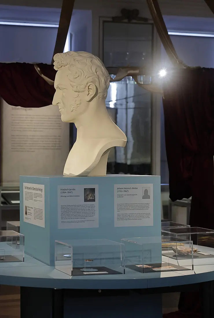 Einblick in die Ausstellung mit der Büste Herzogs Ernsts I.