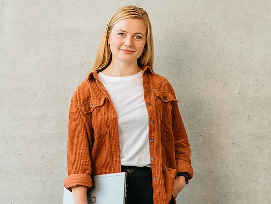 Studentin mit Buch Uni Erfurt