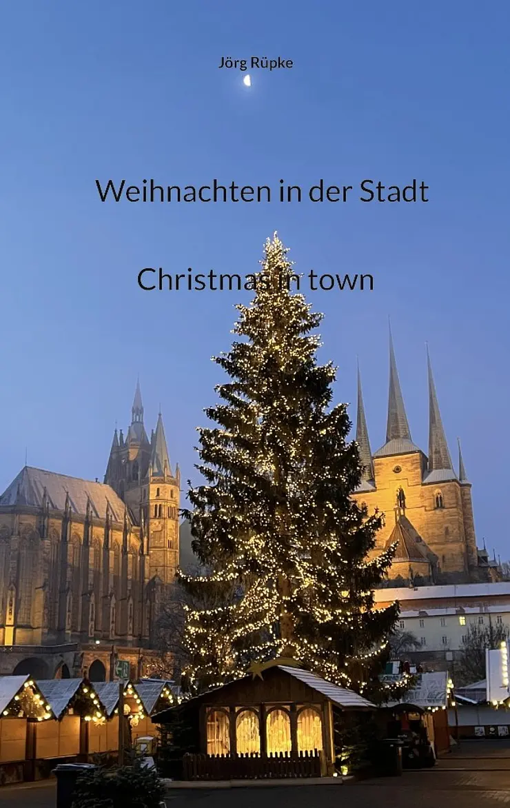 Buchcover Jörg Rüpke: Weihnachten in der Stadt. blauer Nachmittagshimmel, ein großer geschmückter Weihnachtsbaum vor dem Erfurter Weihnachtsmarkt auf dem Domplatz mit Dom und Kirche im Hintergrund angeleuchtet