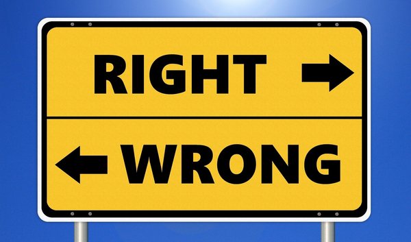Schild mit der Aufschrift "Richtig" und "Falsch"