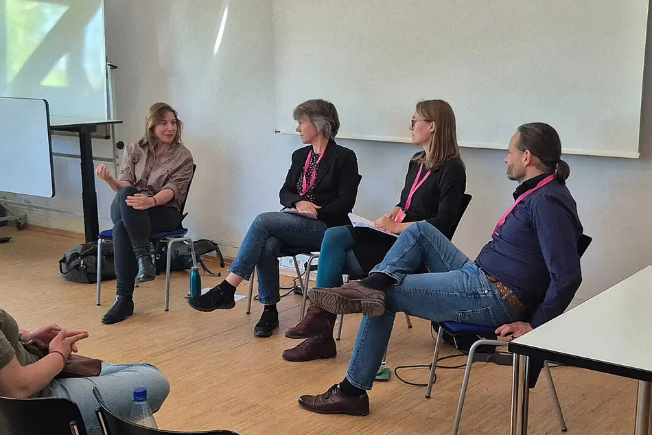 Diskussion mit drei Teilnehmenden