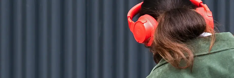 Frau mit Kopfhörern