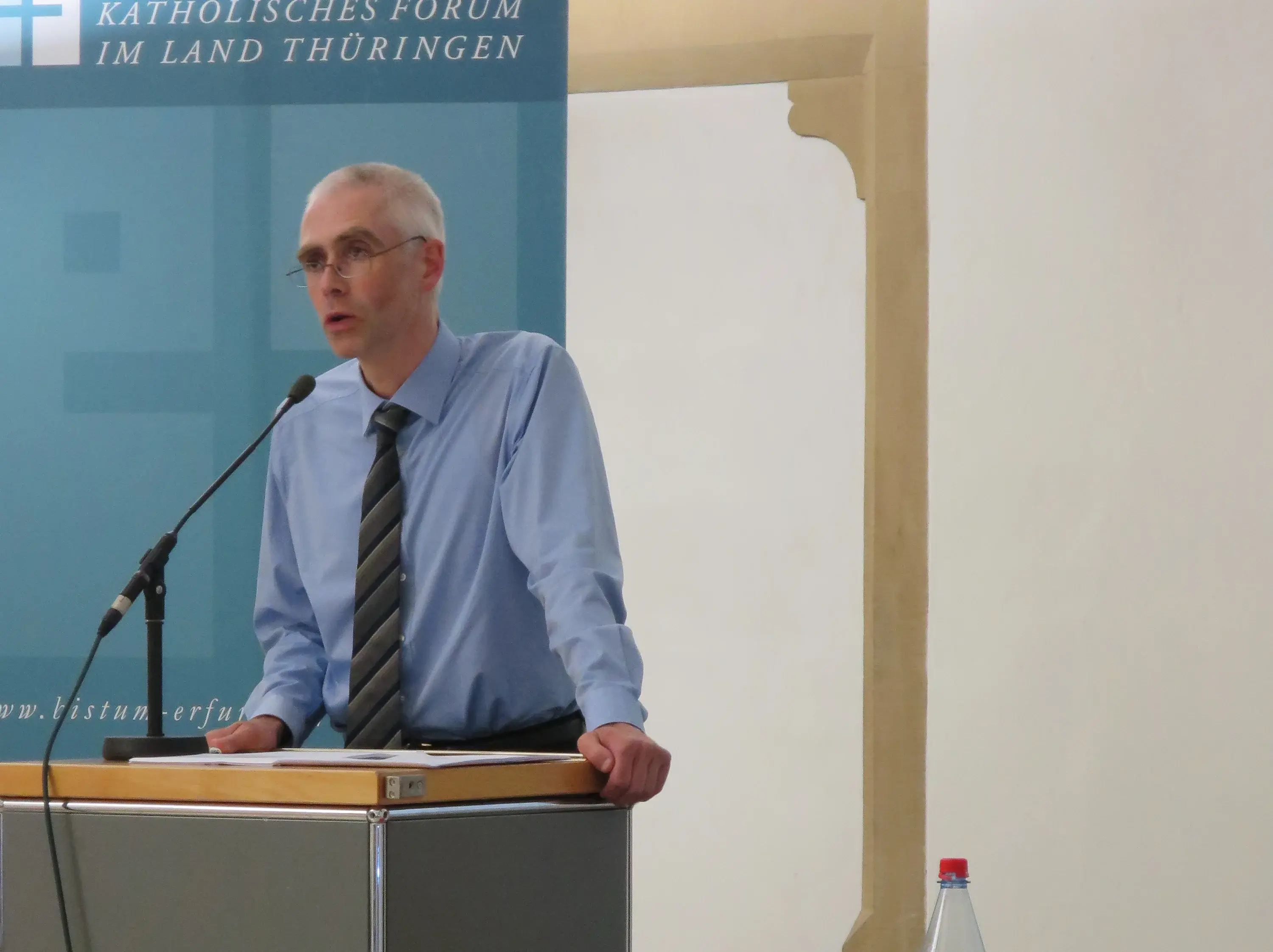 Dr. Bernhard Koch am Rednerpult während seines Vortrags im Rahmen der Kreuzgang-Gespräche 2018