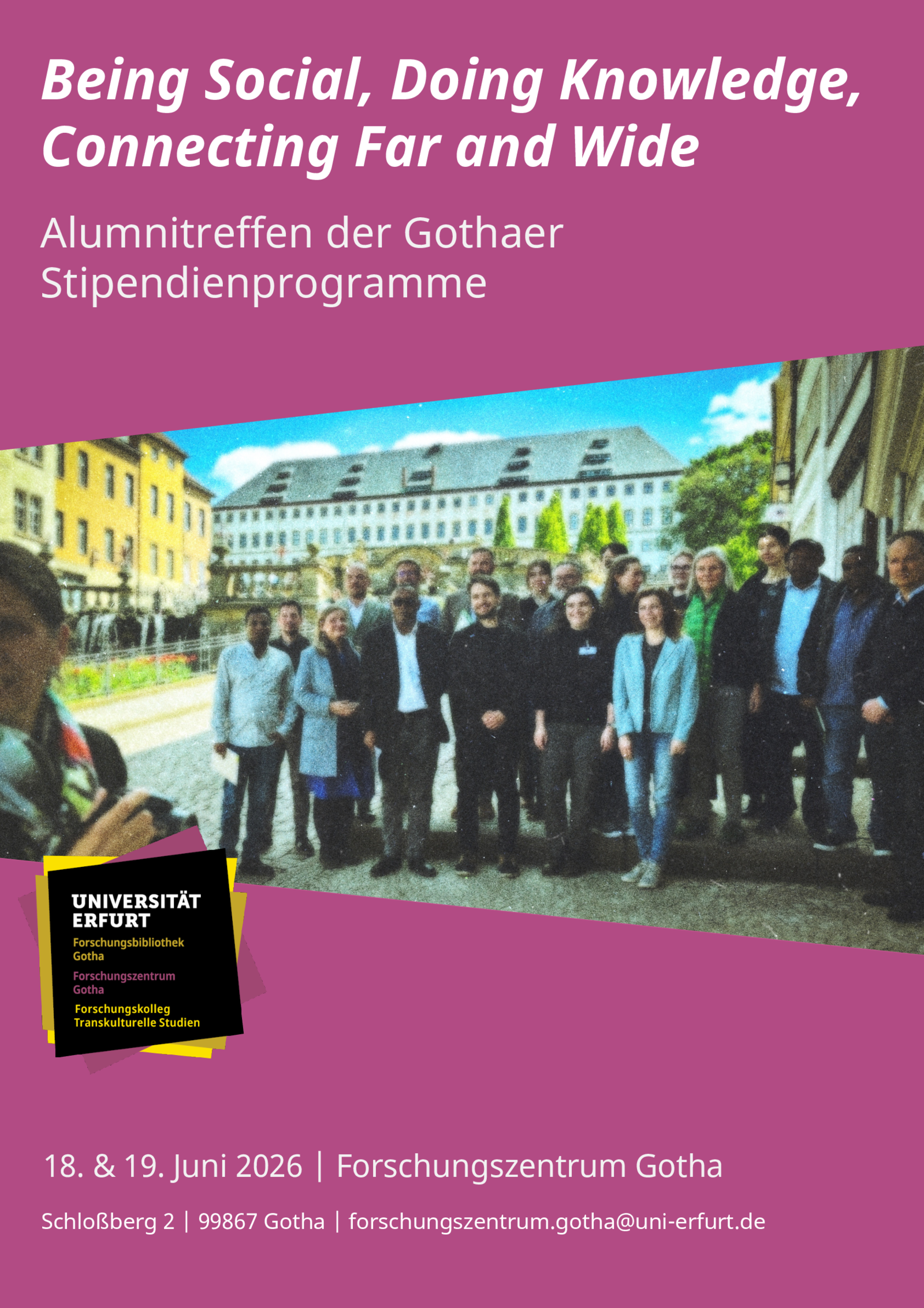 Veranstaltungsposter zeigt Gruppenbild vor dem FZG mit Blick auf Schloss Friedenstein
