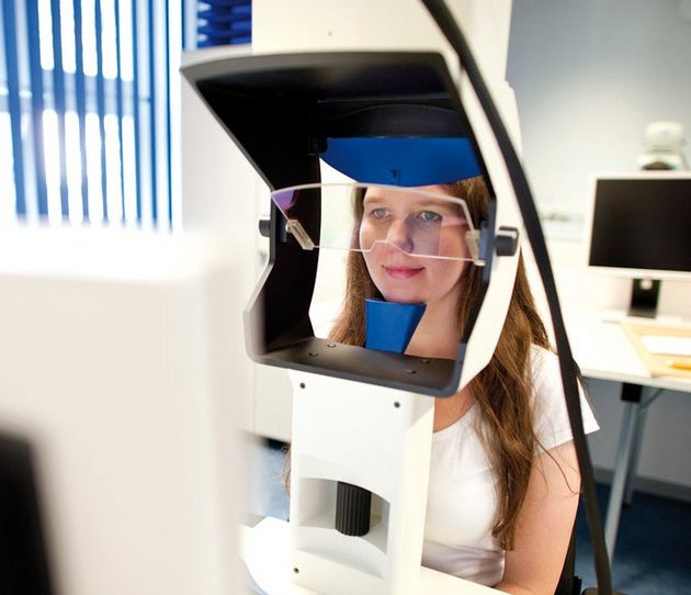 Studentin beim Eye-Tracking an der Uni Erfurt