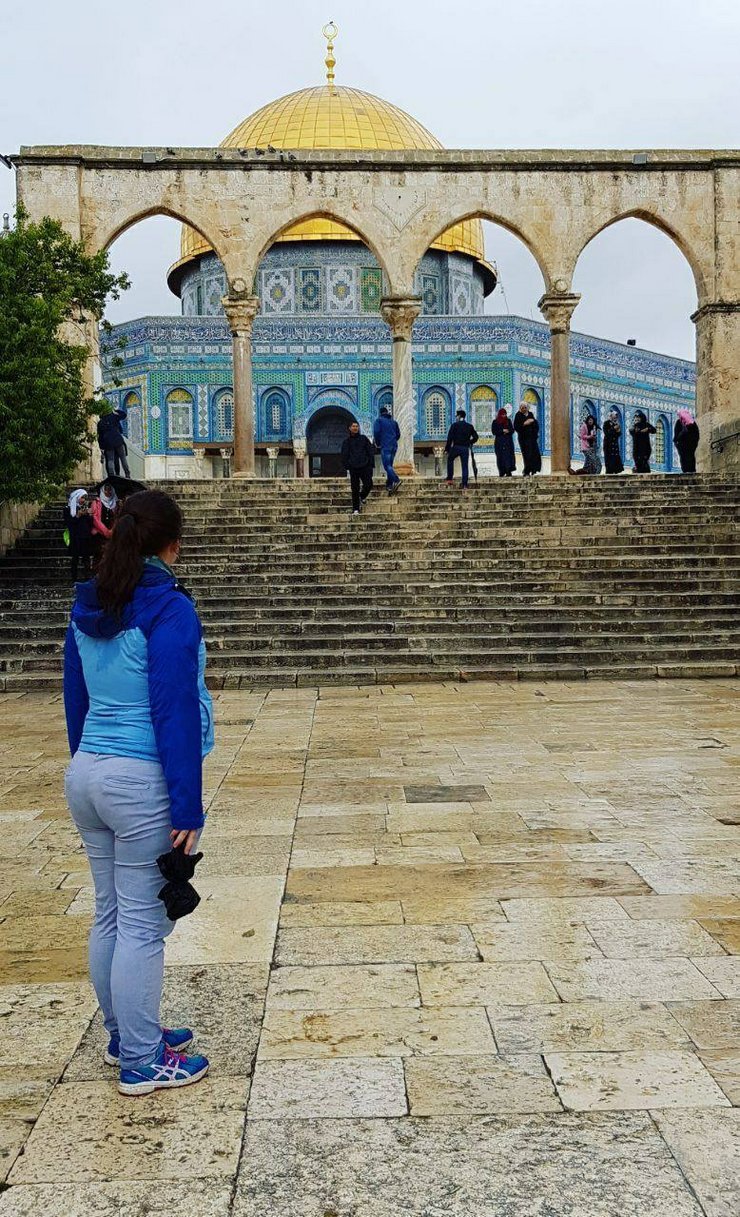 Franziska vor dem Tempelberg in der Altstadt Jerusalems