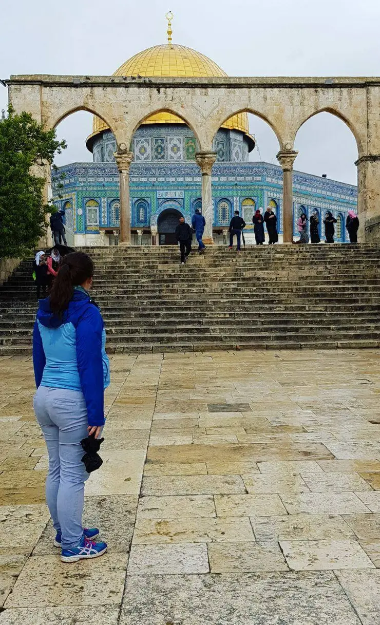 Franziska vor dem Tempelberg in der Altstadt Jerusalems
