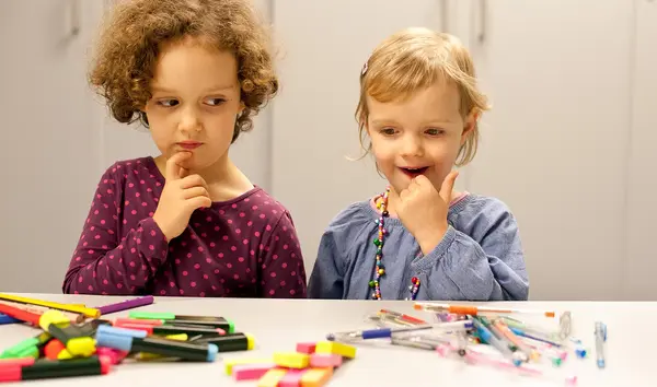 zwei Kinder, die überlegen