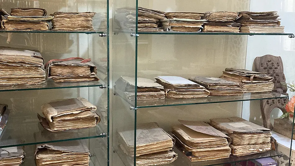 Foto mit Glasvitrinen, in denen alte Schriftstücke aufbewahrt werden