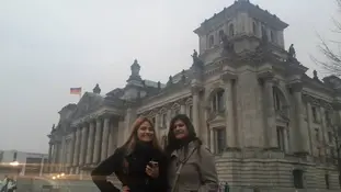 Zwei Frauen vor dem Bundestagsgebäude