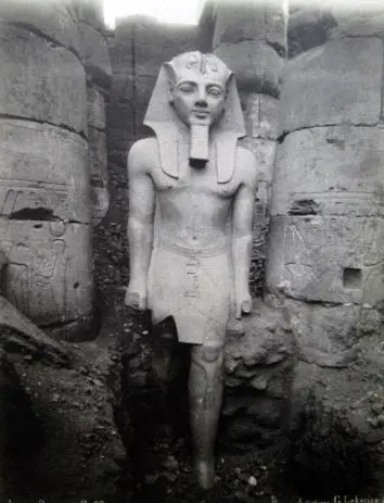 Eine Fotographie einer ägyptischen Statue 