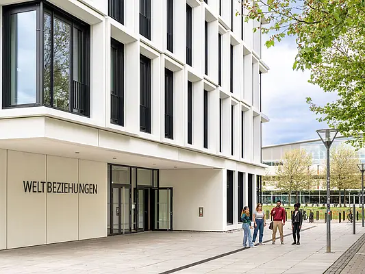 Master Public Policy vor dem Gebäude Weltbeziehungen