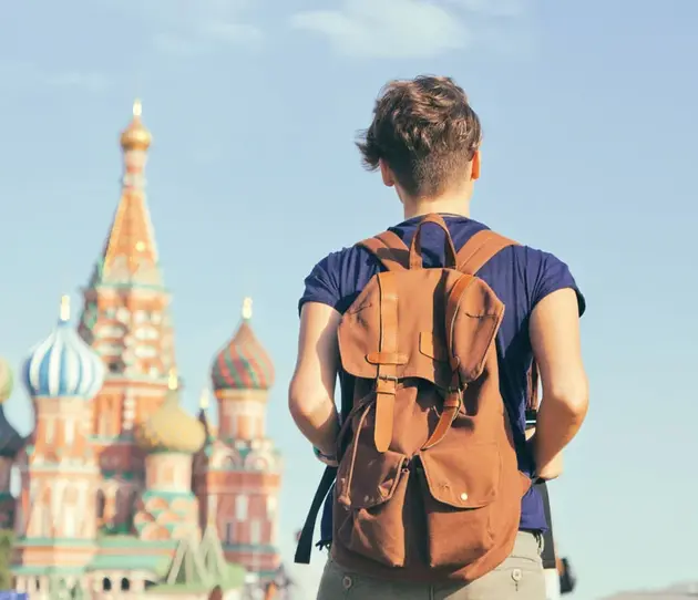 Studentin in Russland vor dem Kreml