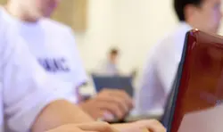 Symbolbild Studium_Studierende sitzen vor einem Laptop