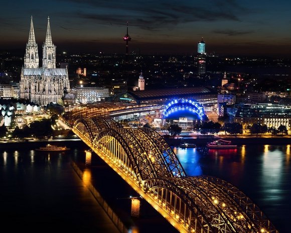 [Translate to English:] Bild zeigt Köln bei Nacht