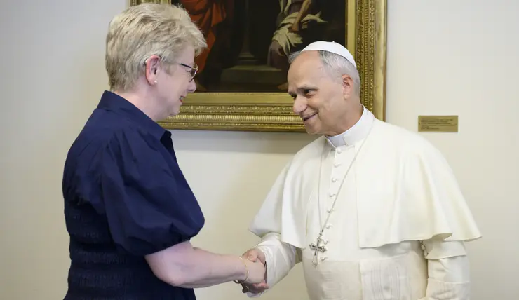 Foto von Myriam Wijlens beim Handeschütteln mit Papst Leo VIX