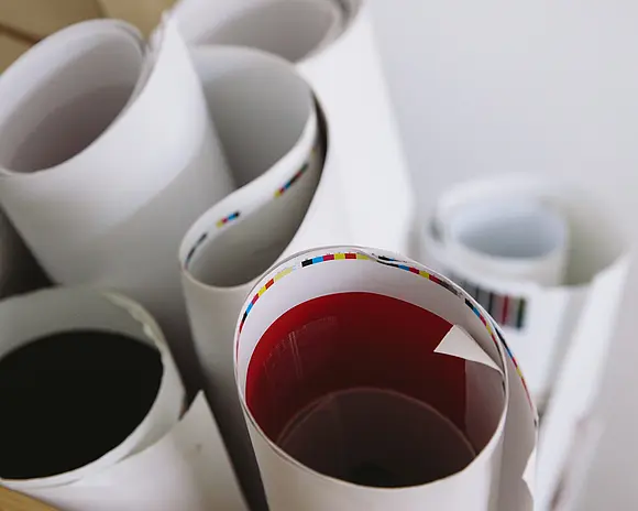 Mehrere Posterrollen nebeneinander