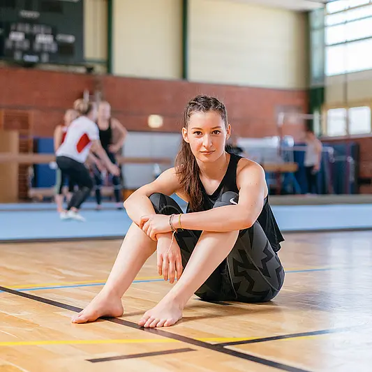 Sport Studentin in Turnhalle Uni Erfurt