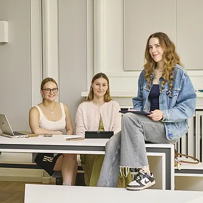 Studentinnen im Lehrgebäude C03