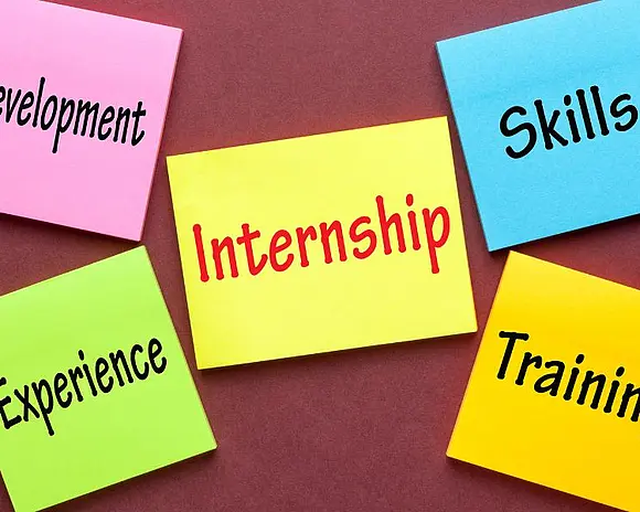 Zettel auf dunkelrotem Hintergrund: in der Mitte "Internship"